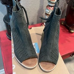 New Toms Olive suede booties
